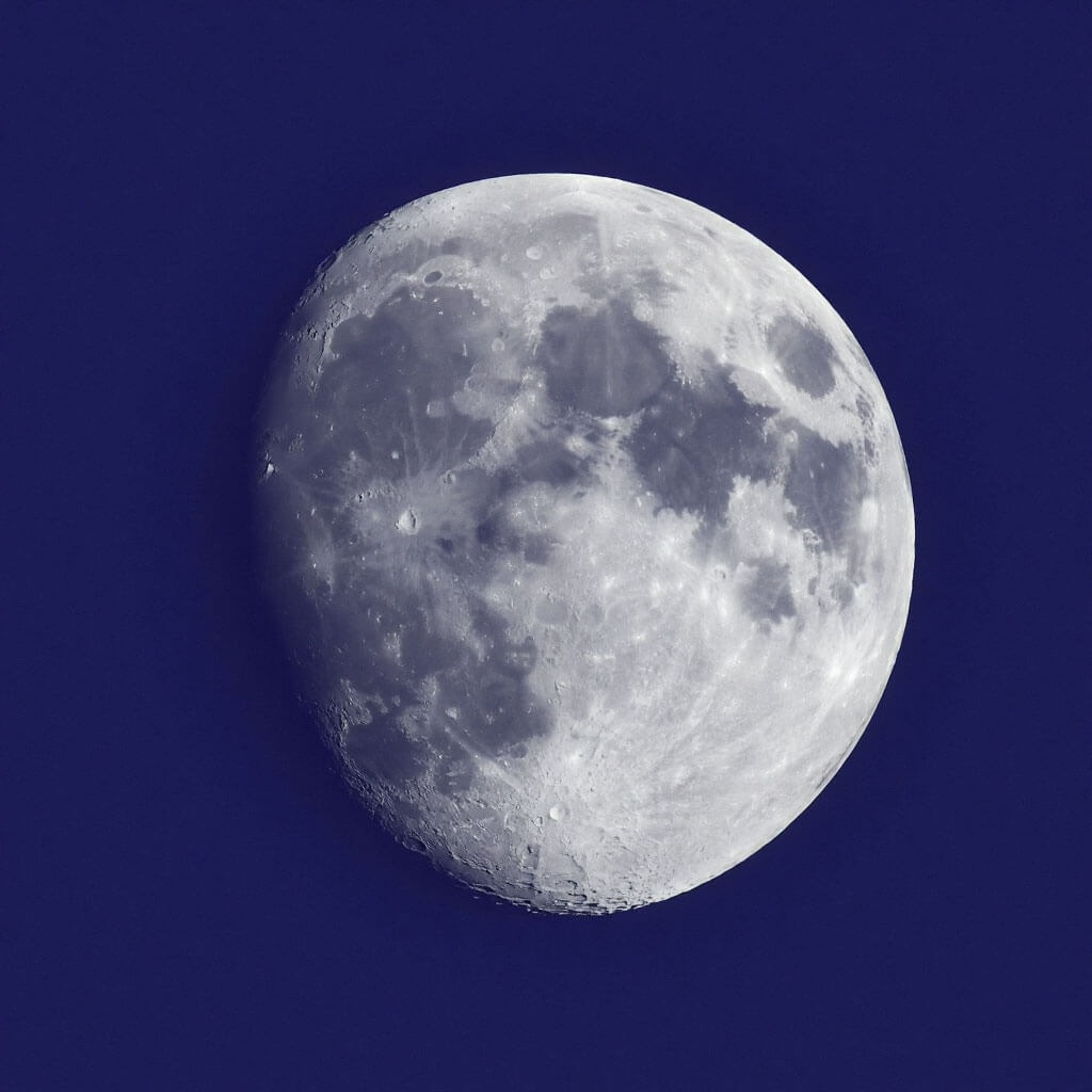 Gravure européenne du XVIIe siècle montrant l'observation du premier quartier